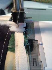 Invisible zipper foot